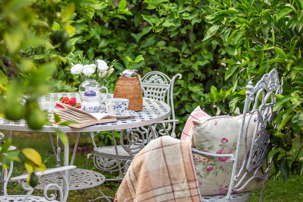 Maak van de tafel in de tuin het middelpunt. Hier kom je gezellig samen met je partner of vriendinnen om thee te drinken en te kletsen. 