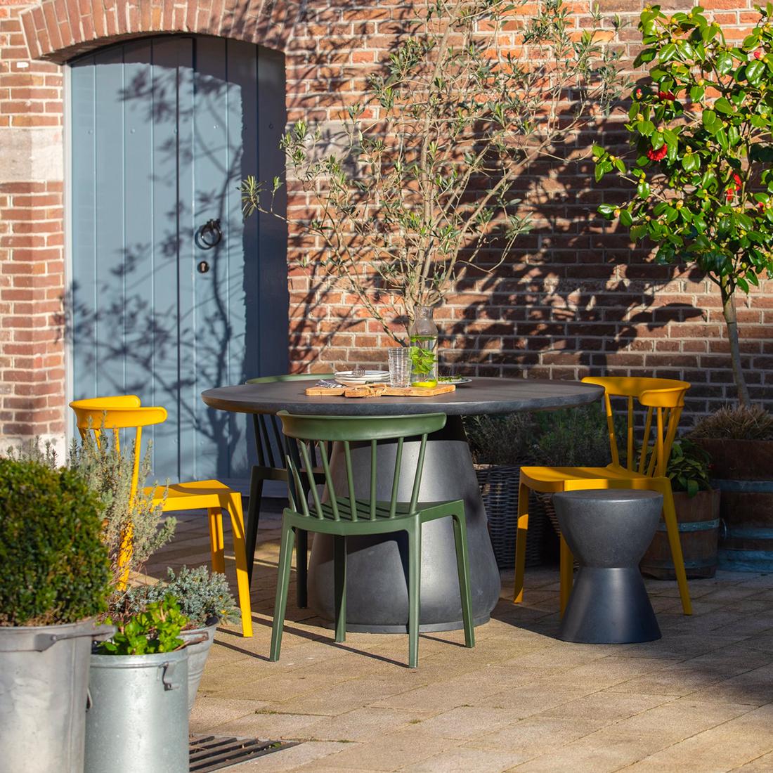 De Bliss stoel is een knipoog naar de bekende houten spijlenstoel. Alleen is deze stoel niet van hout, maar van kunststof. Retro en modern tegelijkertijd.