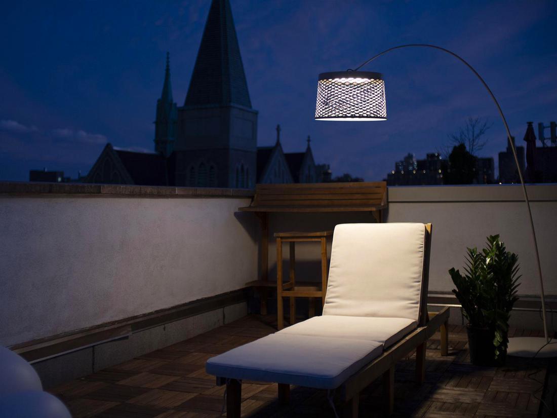 Een booglamp voor buiten? Ja die is er! De Twiggy Grid van het merk Foscarini. Met deze LED-booglamp voor in de tuin, heb je echt het gevoel alsof je een binnenlamp buiten zet.