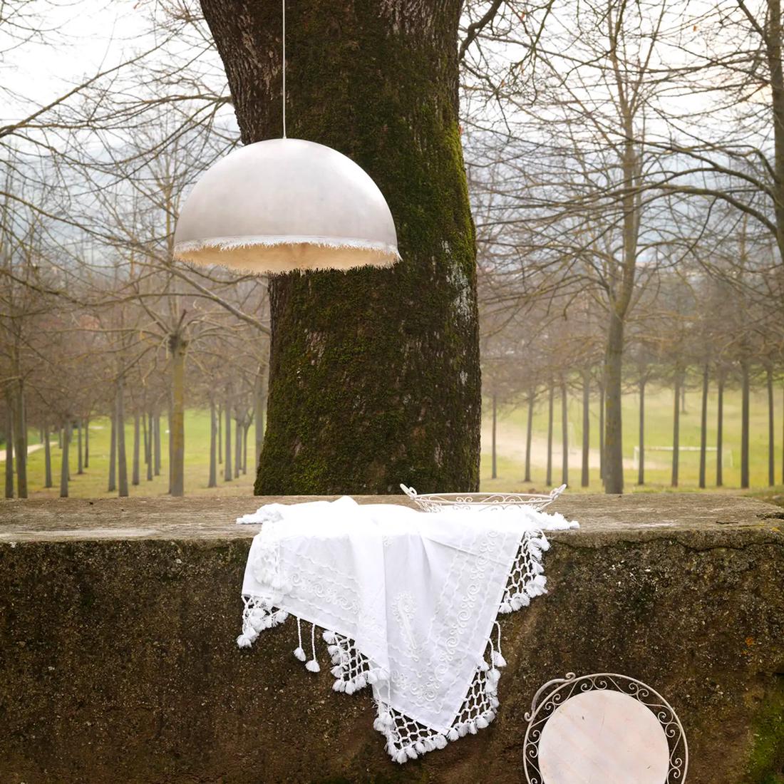 Deze bijzondere hanglamp voor in de tuin is gemaakt van fiberglas. De rafeltjes aan de randen geven een aparte uitstraling die opvalt. 