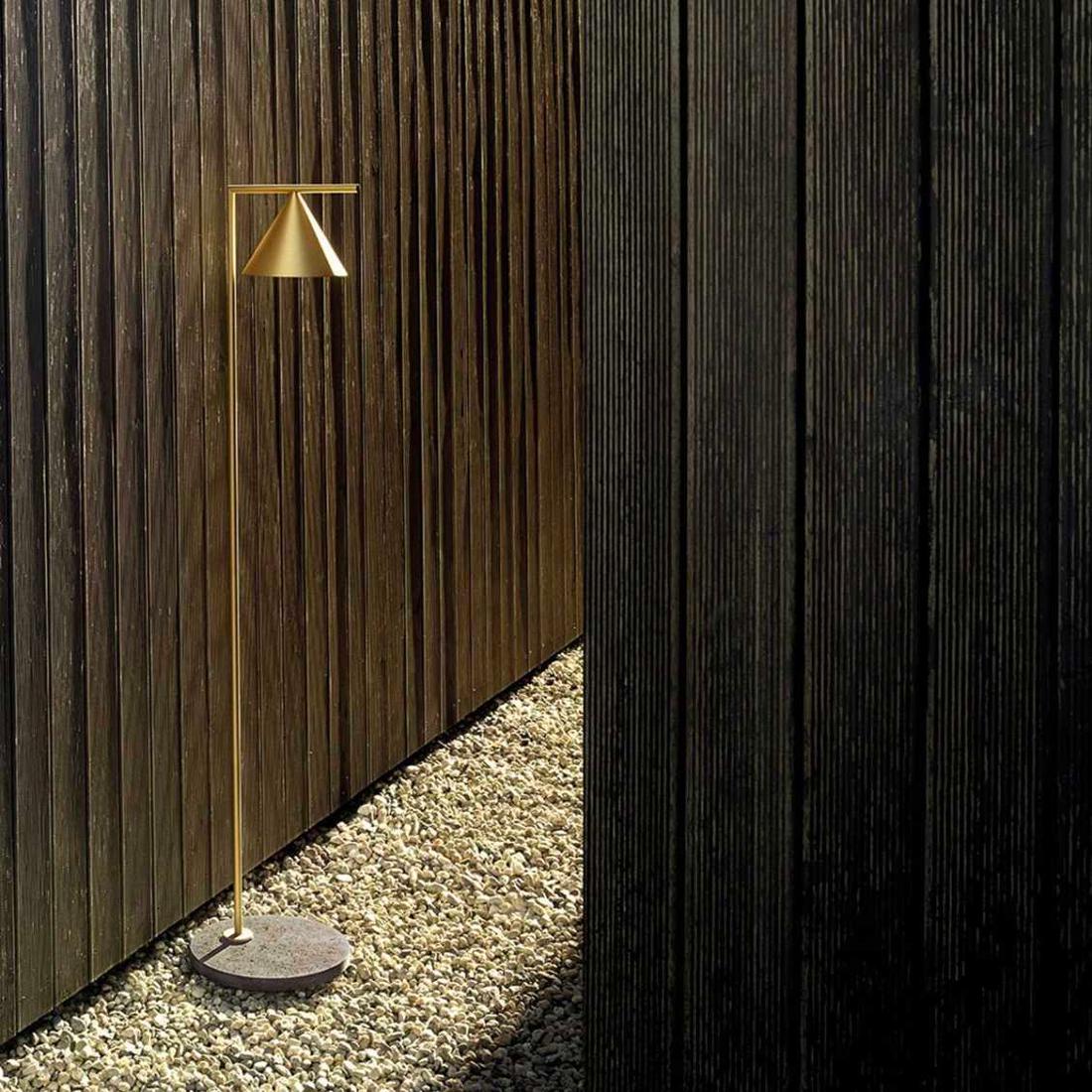 Subtiel. Strak. Het originele ontwerp van deze lamp voor binnenshuis is nu omgezet tot een outdoor vloerlamp. Een met een strak design met een marmeren voet en roestvrijstalen, messing of aluminium staander.