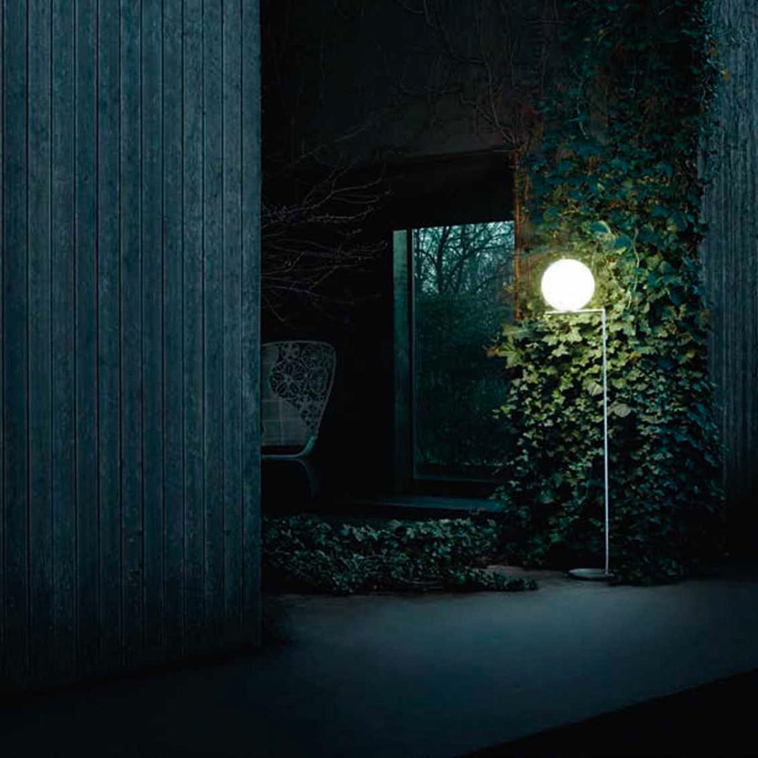 Wauw, met de IC light Outdoor van het merk Flos heb je een hele speciale staande lamp voor in de tuin. De lichtbol design tuinlamp hangt niet aan de armatuur, maar zit er juist bovenop bevestigd. 