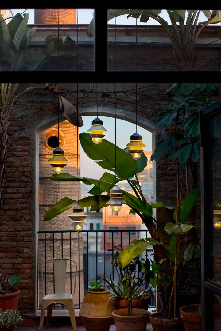 Geïnspireerd op de lantaarns die men gebruikt op vissersboten, maar dan in een modern jasje. Bij deze toffe lamp pas je het design zelf naar wens aan. 