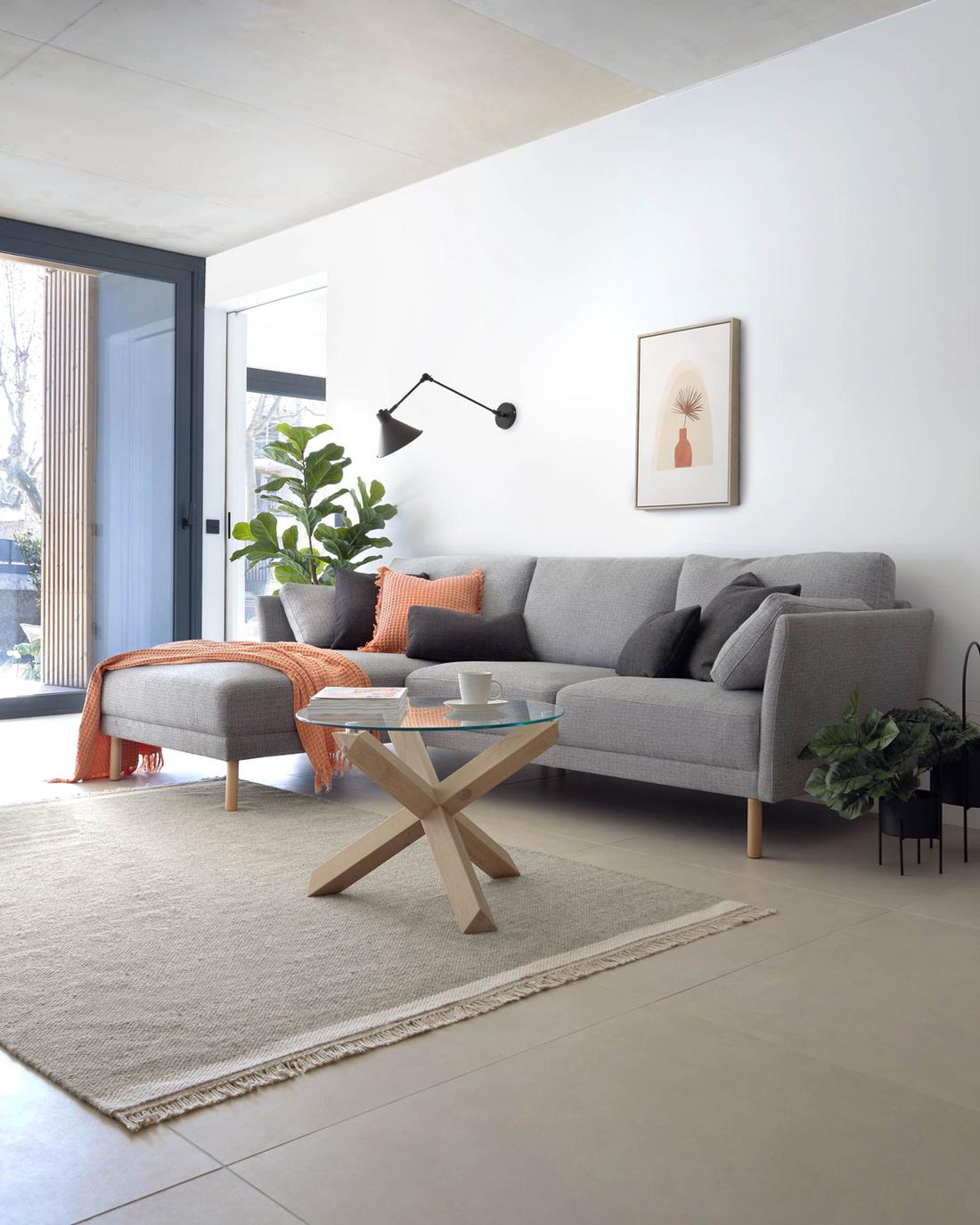 Lekker languit voor de televisie, dat lukt zeker weten met deze ruime chaise longue Gilma. 