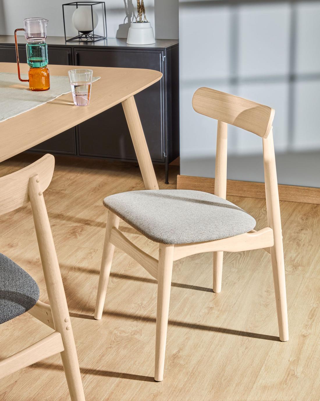 Voor een rustige uitstraling in de eetkamer kies je voor deze bijpassende stoelen met dezelfde houtlook en een lekkere zitting. 