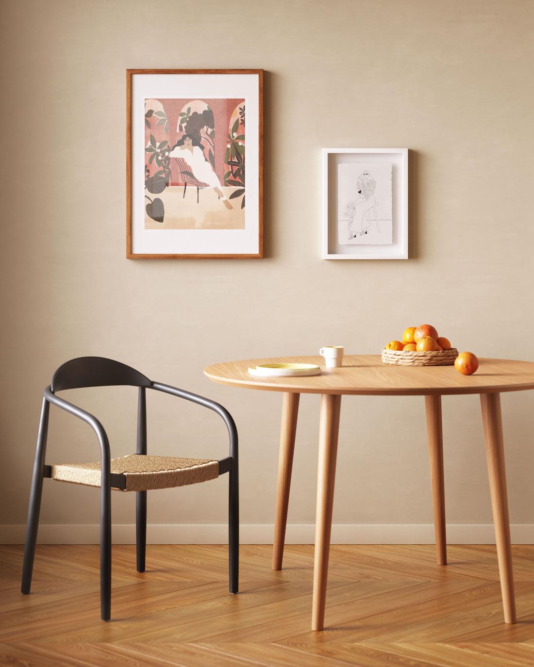 Zo is ‘ie rond, zo is ‘ie rechthoekig. Deze eettafel met prachtige eiken nerf is rond, maar rechthoekig met ronde hoeken als je ‘m uittrekt voor meer zitplekken.