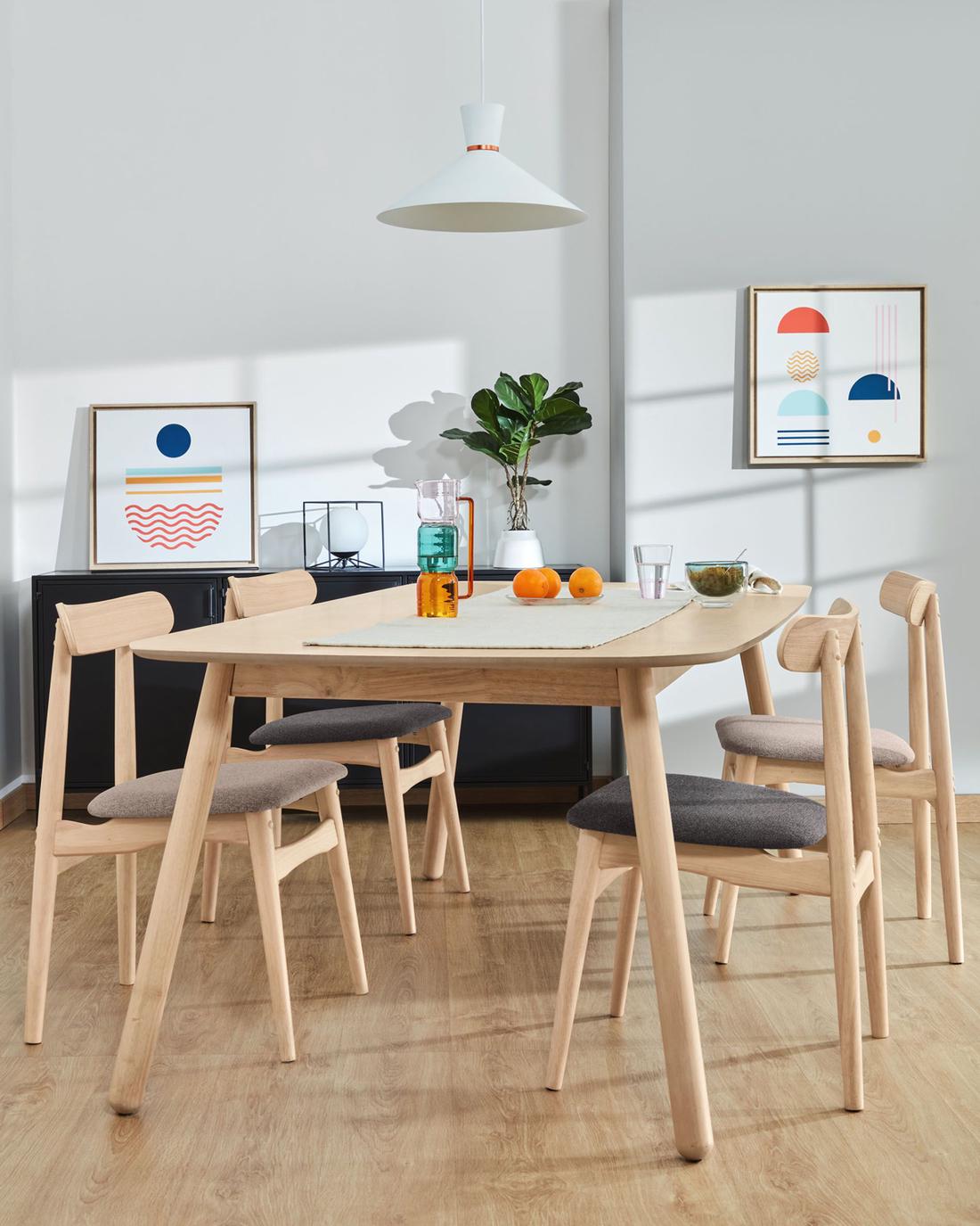 Dit budget meubel laat zien dat je ook voor een scherpe prijs een schitterende eettafel kunt scoren. De eenvoudige lijnen en afgeronde hoeken van deze tafel staan mooi in de eethoek. 