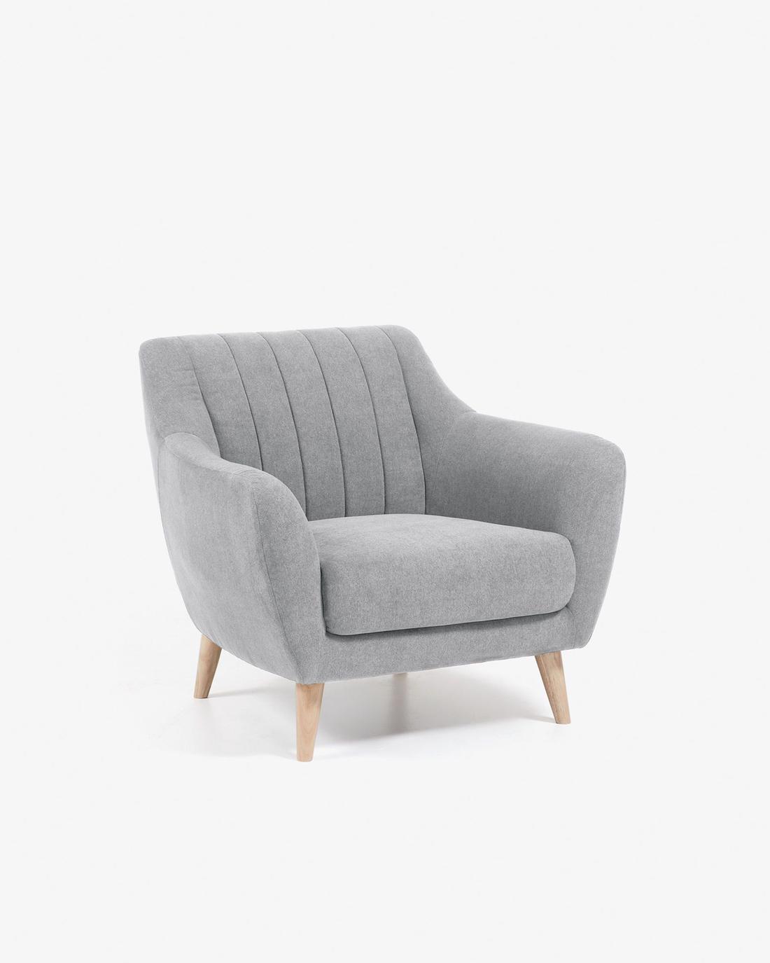 Deze lekkere luie stoel kun je prima naast de bank neerzetten. Doordat de stoel stevig is, biedt de stoel niet alleen rust aan jou, maar ook aan je interieur. 