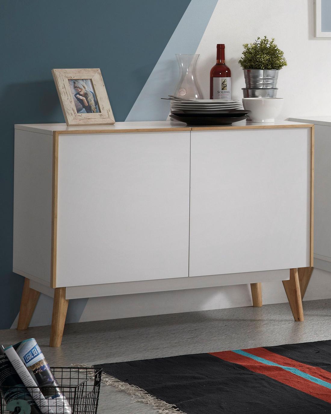 Een budget meubel waarvan je er niet aan afziet dat het een koopje is. In dit witte dressoir kun je veel spullen achter de gesloten kastdeurtjes kwijt. Opgeruimd staat netjes!