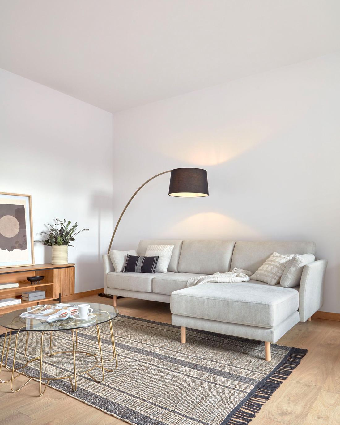 De Gilma beige 3-zitsbank is verkrijgbaar in de neutrale kleuren luchtgrijs en beige.