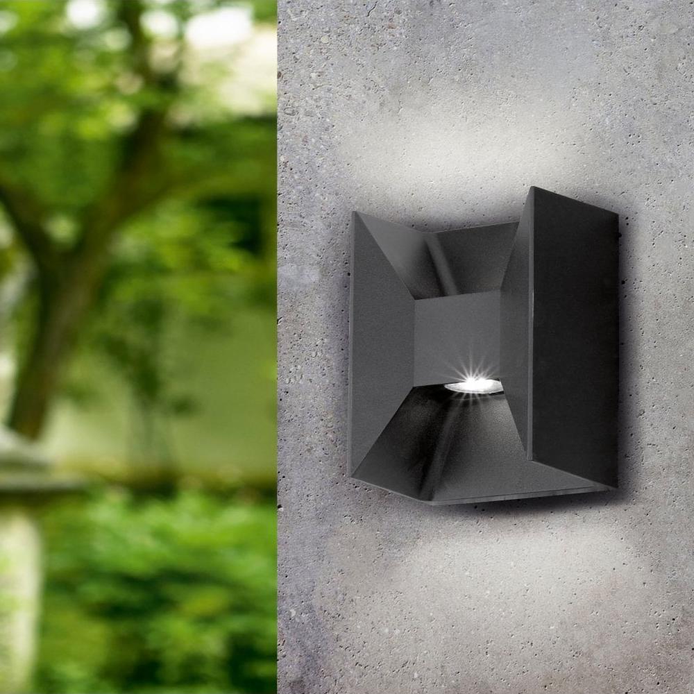 Bijzonder vormen, gegoten aluminium met mat gelakte afwerking in antraciet zorgen ervoor dat deze lamp van de muur springt, zo opvallend. 