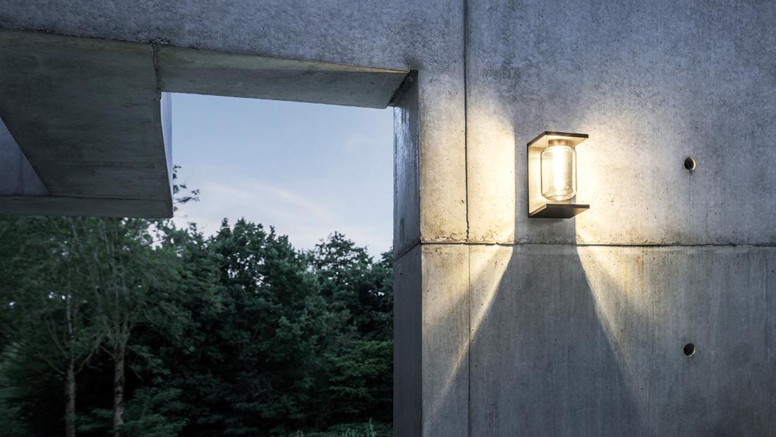 Deze lamp pronkt aan de muur, dankzij het stijlvolle en moderne design. De combinatie van de vorm, geblazen glas en drukgegoten, gepoedercoate aluminium in het zwart, geeft een strakke look aan de tuin. 