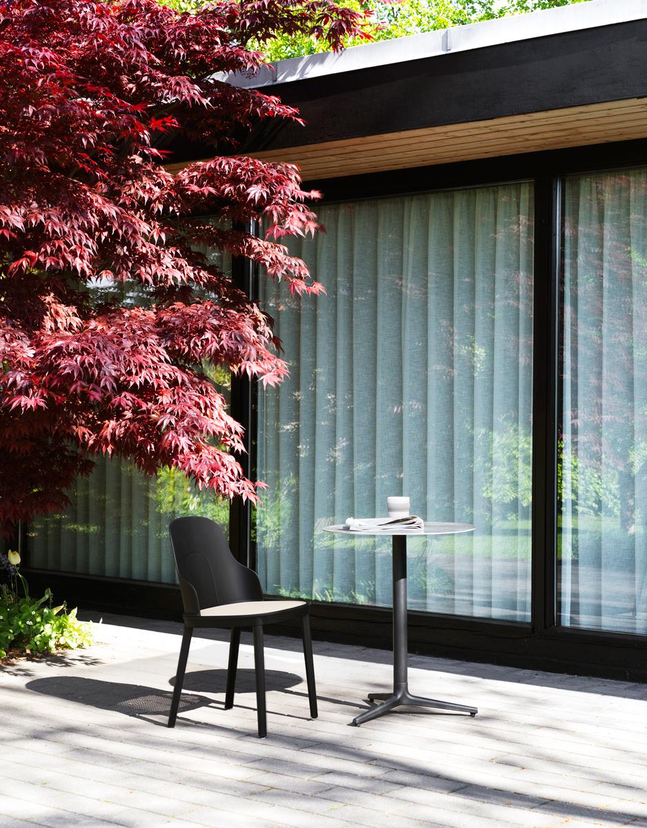 Kies een tuinstoel in stijlvol zwart. De zitting in gevlochten wicker geeft de stoel een aangename verfijning.