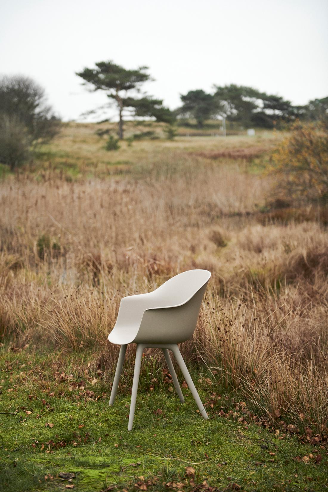 Verrijk je tuin met designtuinstoelen. Deze buitenstoel Bat van Gubi heet ten prachtig modern en vriendelijk ontwerp en is verkrijgbaar in de kleuren New Beige en Alabaster White.