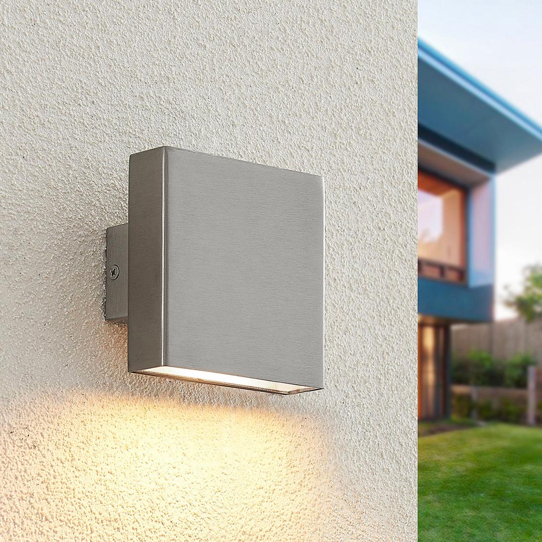 Deze minimalistische lamp verlicht de tuin sfeervol, zonder alle aandacht op te eisen. 