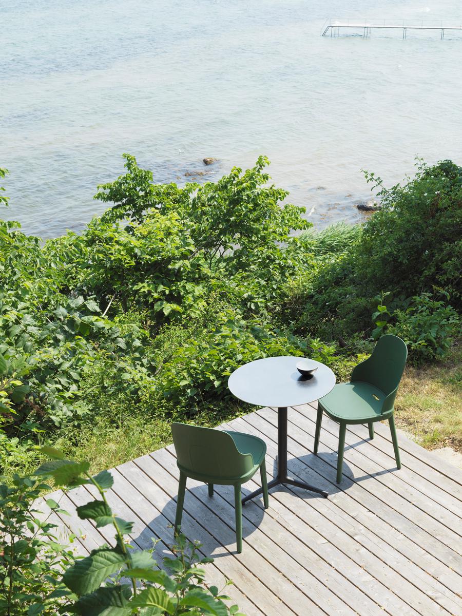 Groene tuinstoelen passen helemaal bij de tuinmeubeltrend van 2023. 