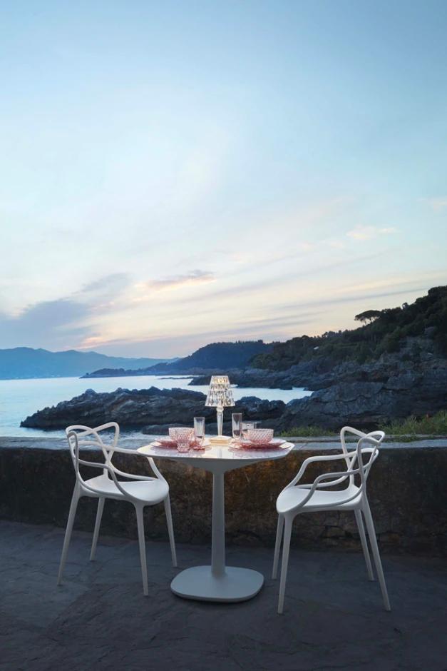 Deze stoel is de blikvanger van de tuin, dankzij de prachtige vloeiende lijnen van de rugleuning. Je kunt de stoel zowel binnen als buiten gebruiken. 