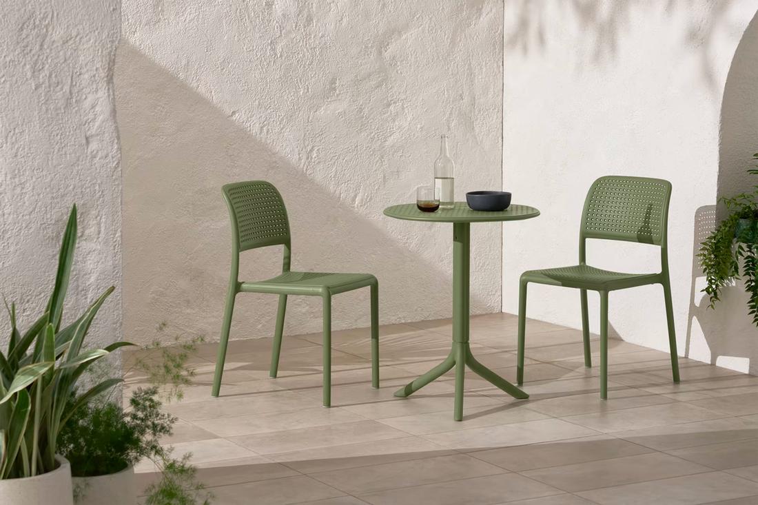 Deze modern ogende, olijfgroene bistroset is gemaakt van glasvezel en hars. De tafel pas je gemakkelijk aan op twee verschillende hoogtes, zodat je ‘m kunt gebruiken als koffietafeltje of eettafeltje.