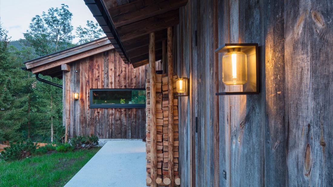 De Dia LED buitenwandlamp van het merk IP44.de kun je met elke tuinstijl combineren.