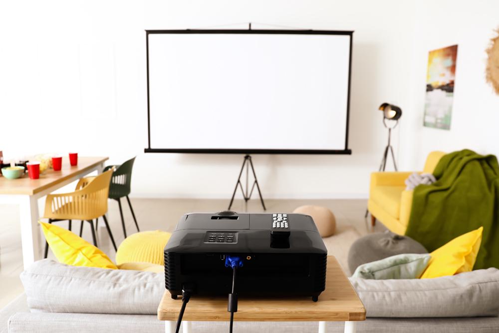 Bioscoopavondje, gamen, series kijken: je kunt ontzettend veel doen met een beamer in de woonkamer. 