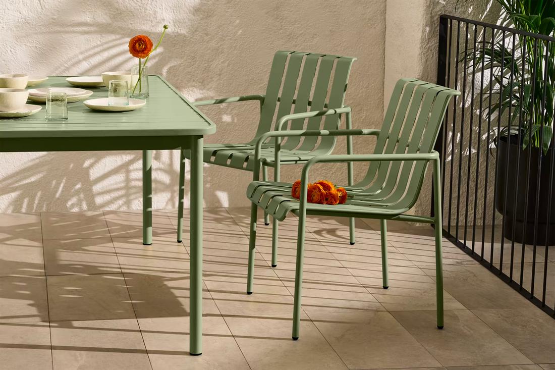 Alsof je op een op terrasje aan het strand zit: deze groene bistroset geeft een subtiele, minimalistische uitstraling aan je tuin.