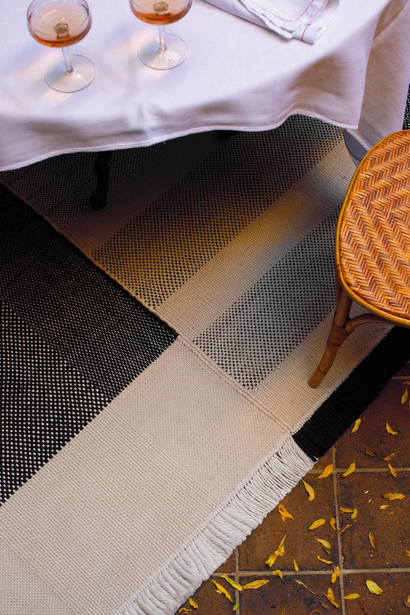 Het Nanimarquina Tres Vloerkleed Outdoor is ontwerpen door Nani Marquina en Elisa Padrón. De Tres-serie buitenkleden bestaat uit diverse varianten met een prachtig kleurenpaletten van aardetinten. 