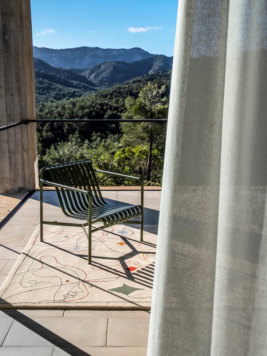 Het vrolijke patroon van dit buitenkleed is van Jaime Hayon. Dit bijzondere design vrolijkt jouw tuin of terras meteen op!