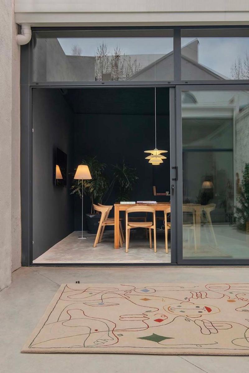 Een artistiek buitenkleed kies je met dit Nanimarquina Silhouette Vloerkleed.