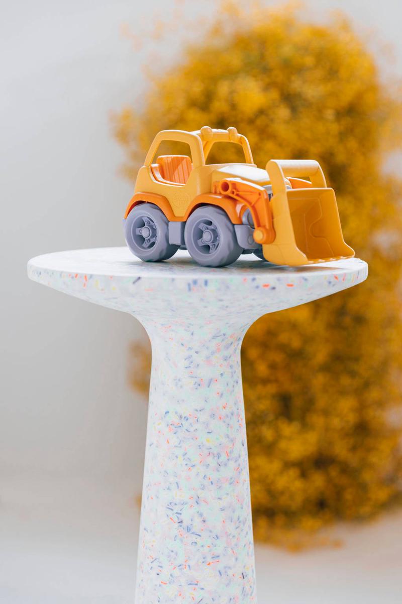 Dit bijzettafeltje voor in de tuin is gemaakt van afval van een speelgoedfabriek. Dit kleurrijke gerecyclede plastic geeft een mooi speelse terrazzo look. 