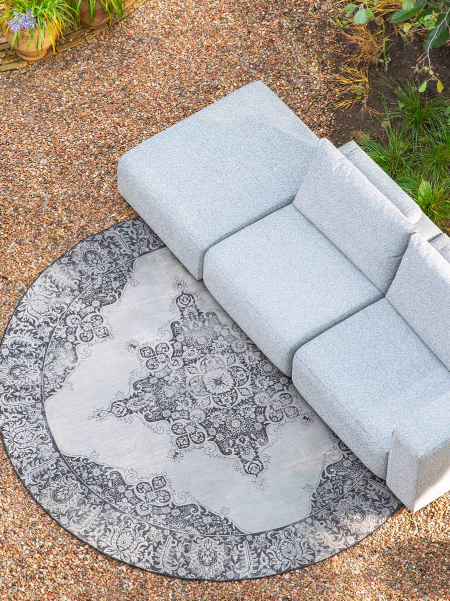 De Zuiver Breeze Loungeset is waterproof. Je kunt je zithoek uitbreiden met een bijpassende Convertry vloerkleed voor buiten. Dit buitenkleed (ook van Zuiver) is ook regenbestendig en kan het hele jaar door buiten liggen. 