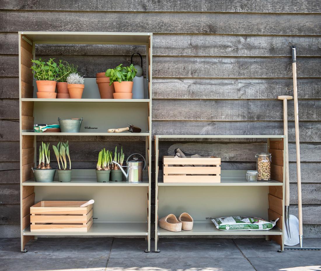 Volgens het merk Weltevree moet het leven buiten in de tuin net zo stijlvol en comfortabel zijn als het leven binnen. Met deze Rabat Shelving buitenkast bewijst het Nederlandse designmerk dat dit zeker kan!