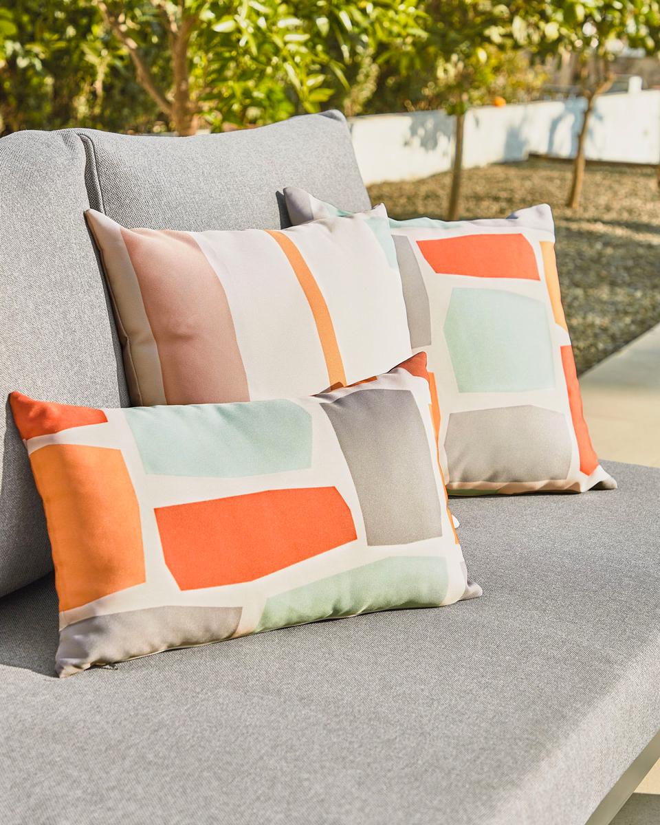 Breng kleur aan in je tuin, met meer dan alleen bloemen. Namelijk met dit vrolijke vierkante sierkussentje in leuke kleurtjes. 