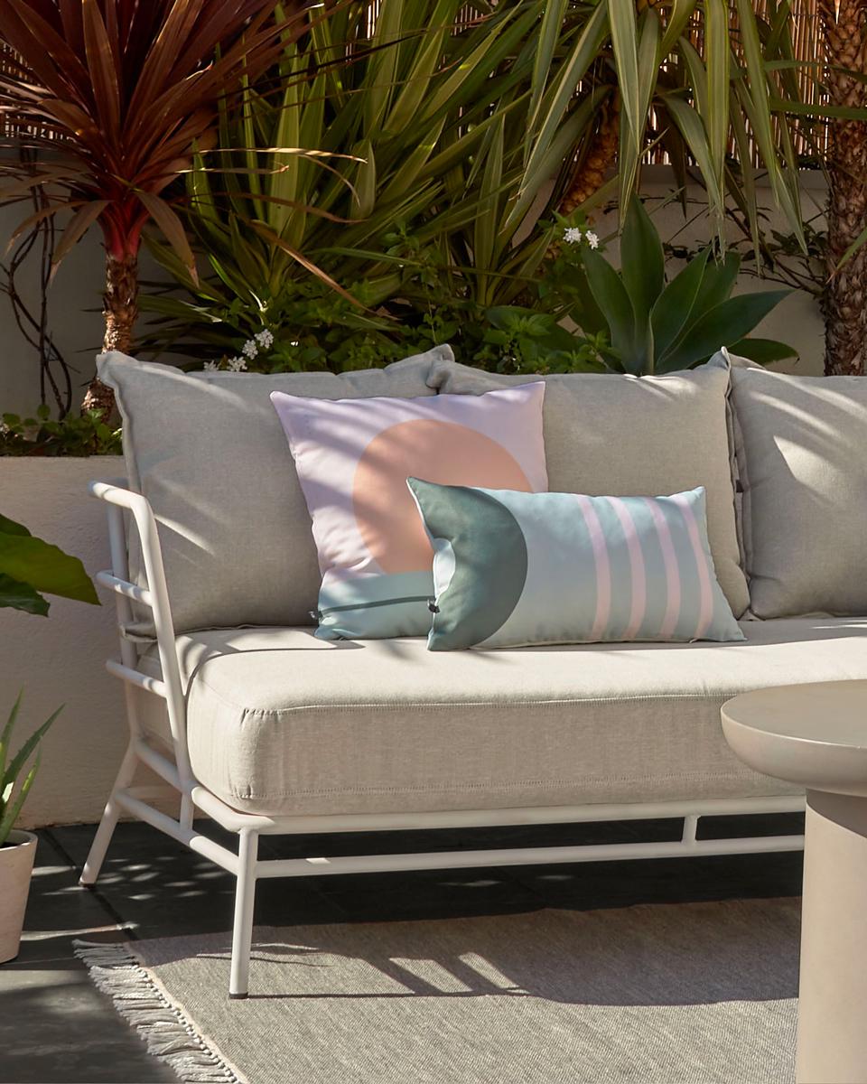 Deze rechthoekige kussen zorgen ervoor dat je nog lekkerder zit op je buitenbank.