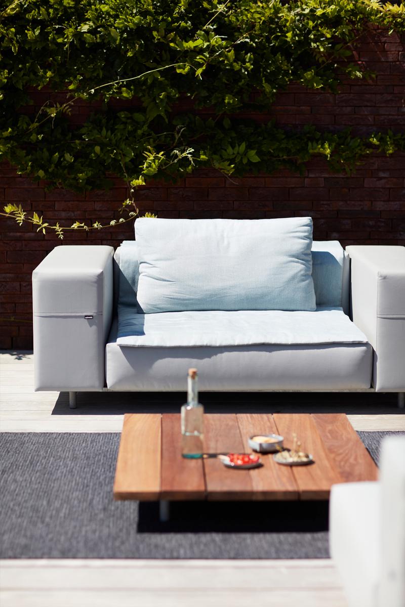 De grote kussens en brede armleuningen van deze tuinfauteuil zijn ontzettend comfortabel. 