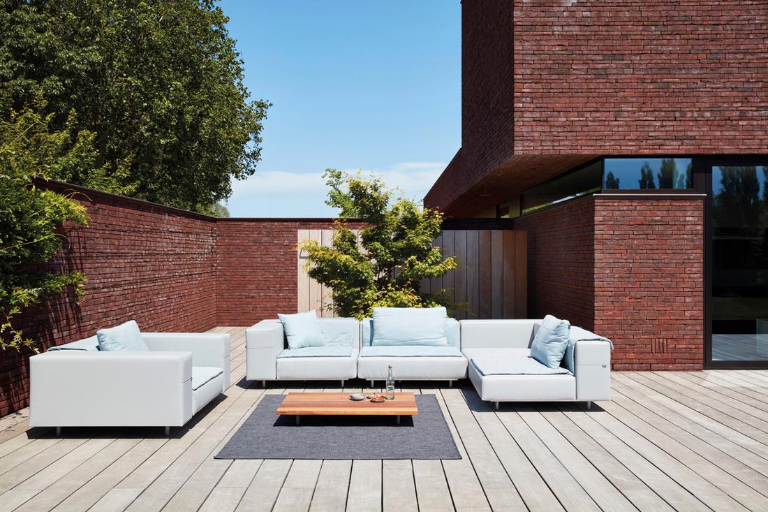 Groots genieten in de tuin doe je op de tuin op een van de extreem grote loungebanken van het merk Extremis.