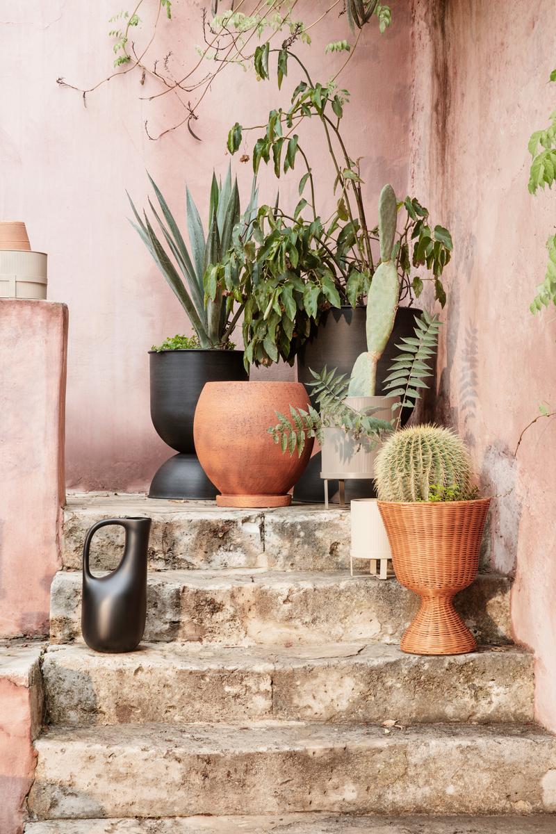 Mooie Ferm Living designpotten en vazen voor je buitenplanten.