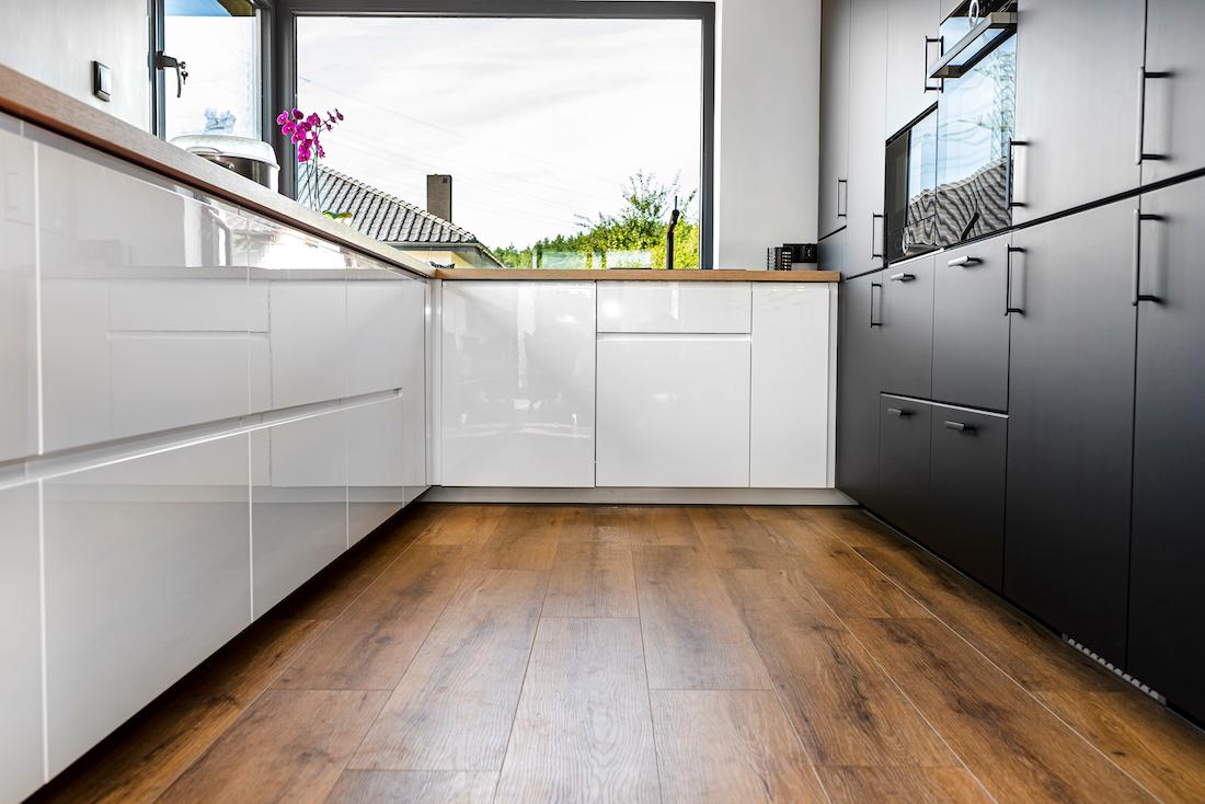 woonhome-laminaat-of-pvc-vloer-vloeren-inhuis-interieur-inspiratie-pvc-vloer-waterbestendig-geschikt-voor-keuken-vloer-1