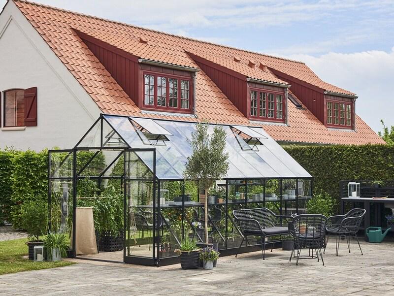 Deze royale tuinkas is groot en praktisch, dankzij de lage drempel en schuifdeur met handgreep.