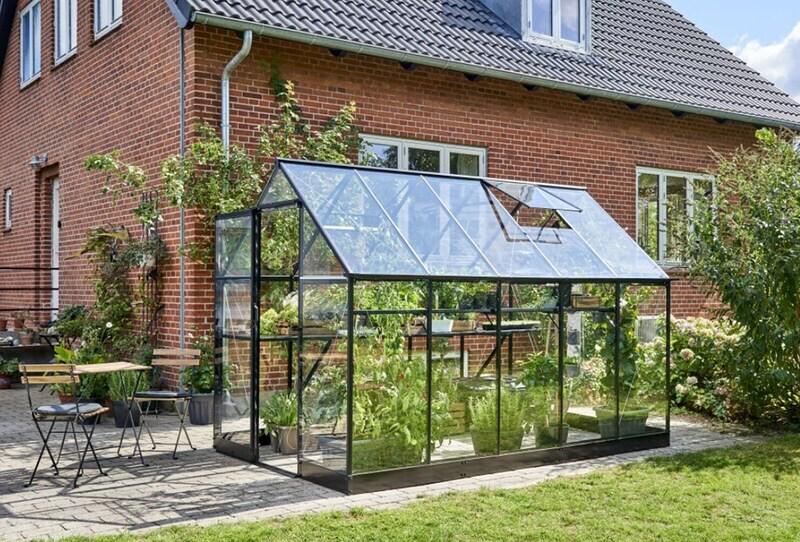 Zet er kweektafels in, zodat je niet hoeft te bukken, of zet grote groene planten in de kas. 