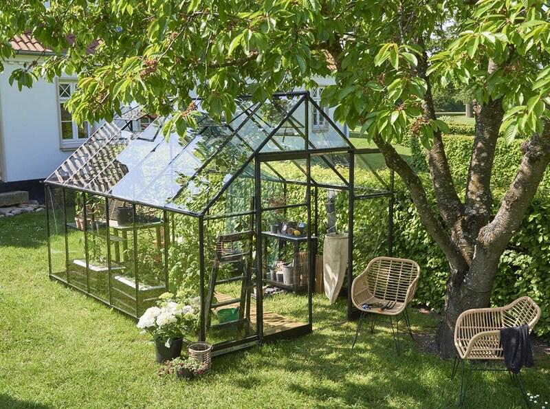 Deze tuinkas heeft ook nog eens handige deurgrepen.