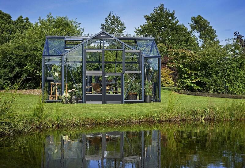 In een grote kas hoef je niet je planten neer te zetten, je kunt er ook een heerlijk zitplekje in de zon van maken.