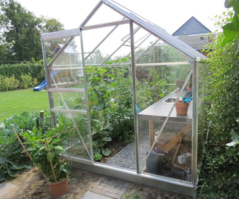 Of je nu hobbyist of gevorderde tuinder bent, deze tuinkas met tuindersglas is prettig voor het kweken van groente en fruit.