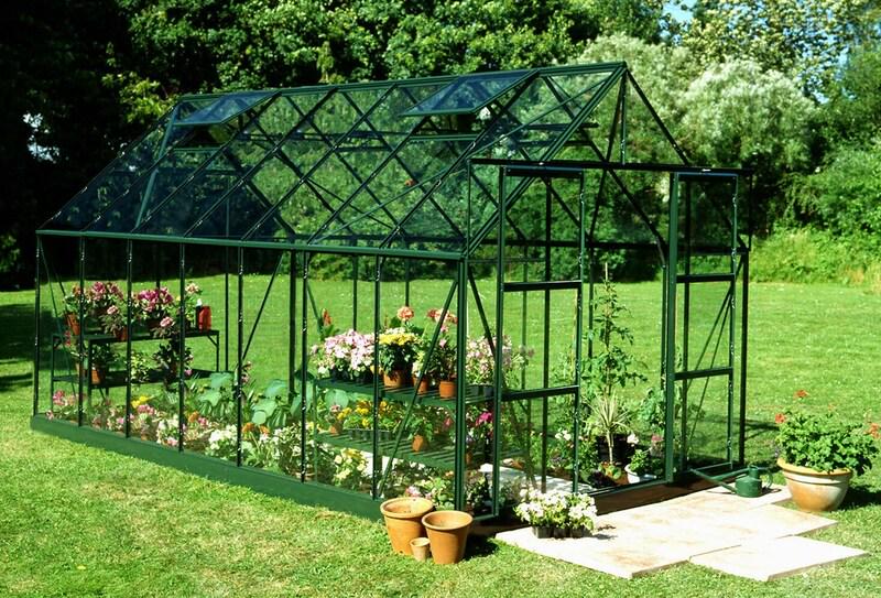 De kas heeft vier dakramen en dubbele schuifdeuren, waardoor je de kas extra makkelijk belucht. 