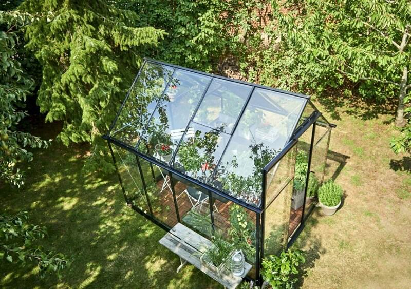 De Qube kassen zijn samengesteld uit een aluminium vierkant zwart gecoat profiel met veiligheidsglas.