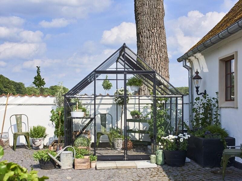 In deze tuinkas heb je genoeg ruimte voor planten en een stoel. 