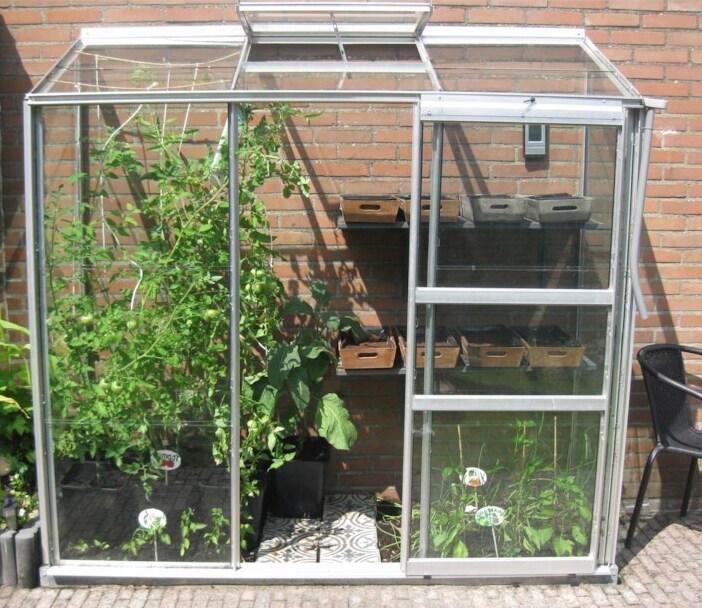 Met beperkte ruimte in je tuin of het balkon, is het alsnog mogelijk om een kas te plaatsen.