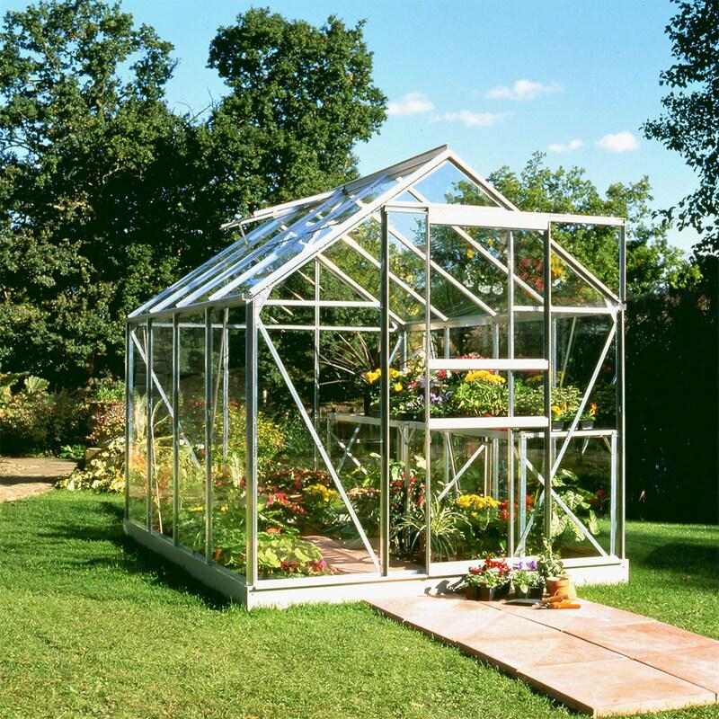 In deze ruime tuinkas kun je genoeg bloemen en planten kwijt. 