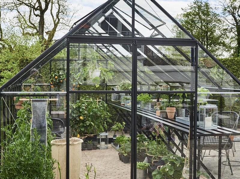 In deze tuinkas kun je makkelijk een (kweek)tafel kwijt. 