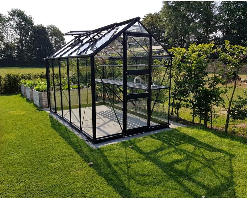 Het zwart gecoat frame is breder dan de meeste frames, wat deze tuinkas een stoer uiterlijk geeft.