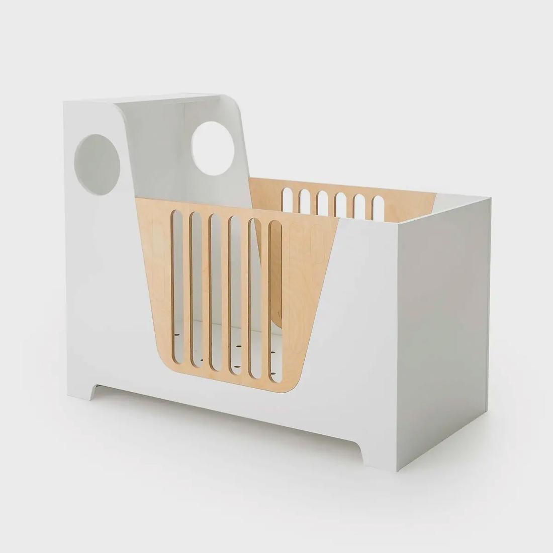 Het bedje is niet alleen een plaatje om naar te kijken, maar ook erg functioneel. Met het verwijderen van de beschermende spijlen heeft je kind een heus bed. 